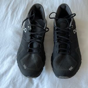 On Cloud Helion Black Sneaker - women’s 10